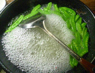 荷兰豆炒荸荠的做法步骤：4