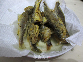 椒盐小黄鱼的做法步骤：7