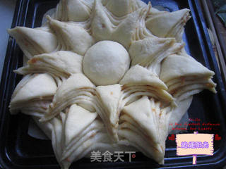 惊艳--沙拉肉松花朵面包的做法步骤:12