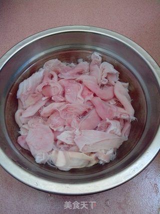 【爽口弹牙】青椒炒鱼扣的做法步骤:4