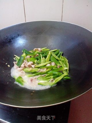 【爽口弹牙】青椒炒鱼扣的做法步骤:6