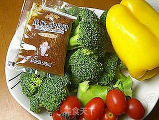 【丘比系列产品试用报告】圣诞树沙拉的做法步骤：1