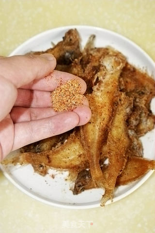 【酥炸迷你偏口鱼】--椒盐味的休闲海味零食的做法步骤:5