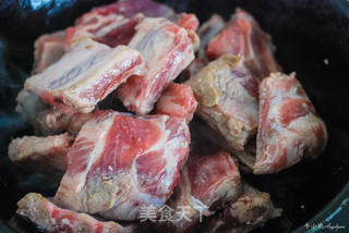 干香滋润酸甜醇厚色泽红亮的传统美食—糖醋排骨的做法步骤:7