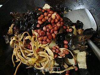经典上海菜----【四喜烤麸】的做法步骤:6