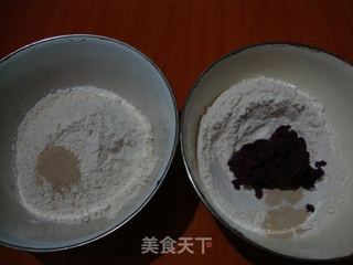 【紫薯双色花卷】-----花样主食自己做的做法步骤：1