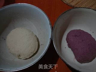 【紫薯双色花卷】-----花样主食自己做的做法步骤：2