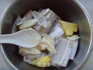 浓赤鲜香---梅干菜烧带鱼的做法步骤:3