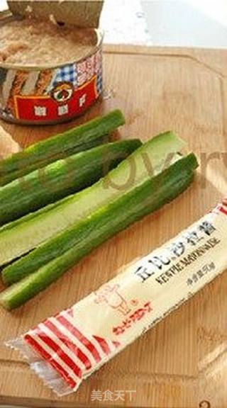 金枪鱼沙拉吐司手卷的做法步骤:2