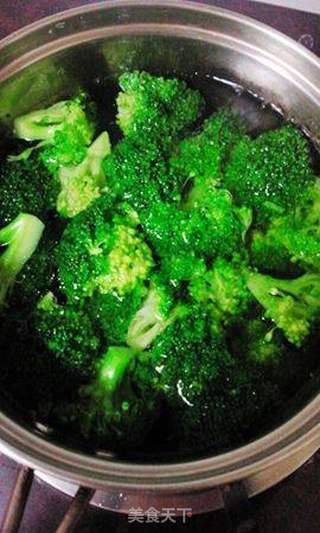 西兰花沙拉苹果树的做法步骤:3