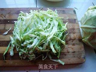 胡萝卜炒包包菜的做法步骤:2