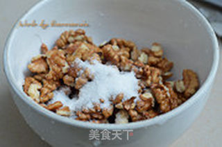 盐焗桃仁的做法步骤:2