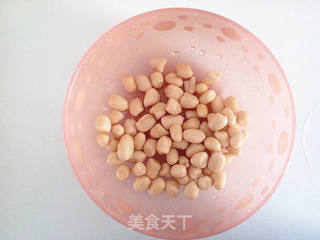 莲藕花生煲凤爪汤的做法步骤:2