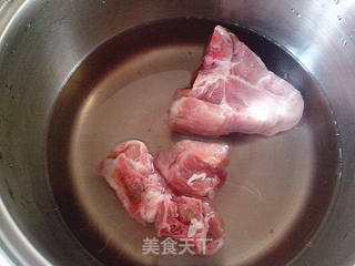 莲藕花生煲凤爪汤的做法步骤:3