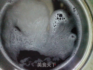 蘑菇金枪鱼墨鱼汁意面的做法步骤:2