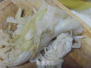 东北猪肉酸菜馅水饺的做法步骤：1