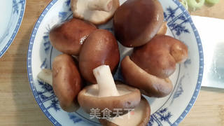 香菇油菜的做法步骤：1