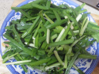韭菜炒虾爬肉的做法步骤：1