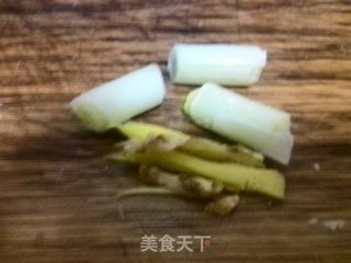 白菜冻豆腐粉丝汤的做法步骤：1