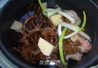 【茶树菇炖鸡腿】的做法步骤:4