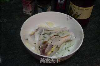 【迷迭香红酒烤鸡腿】的做法步骤:2
