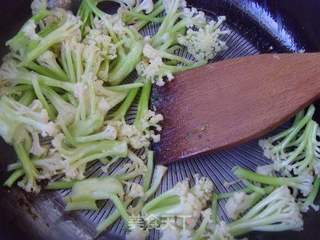 干香爽脆---干煸孜然花菜的做法步骤:3