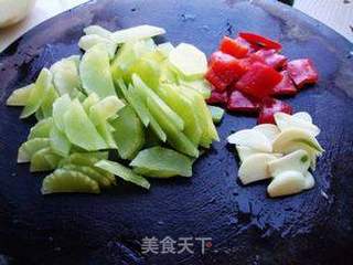 青笋炒紫山药的做法步骤:2