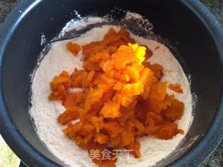 南瓜葡萄干发糕的做法步骤:2