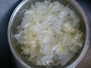 冰糖雪梨银耳羹的做法步骤:3