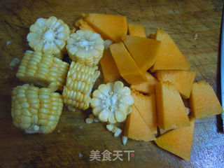 夏季营养汤汁---玉米南瓜排骨汤的做法步骤:2