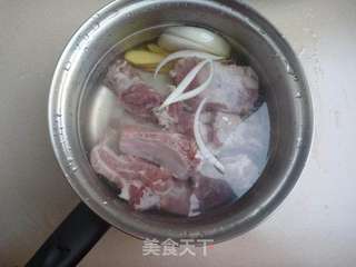 土豆焖排骨的做法步骤:2