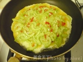 苦瓜煎蛋的做法步骤:7