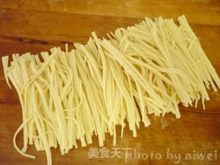 捞汁饺子皮的做法步骤:2
