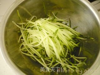 捞汁饺子皮的做法步骤:3