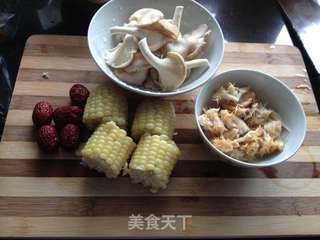 猴头菇玉米土鸡汤的做法步骤:2
