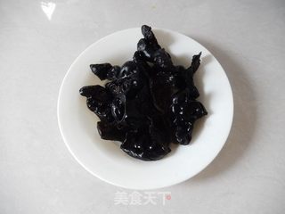 黑木耳炒丝瓜的做法步骤:2