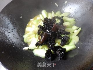 黑木耳炒丝瓜的做法步骤：8