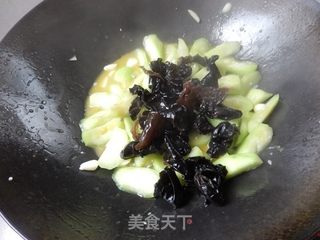黑木耳炒丝瓜的做法步骤:8