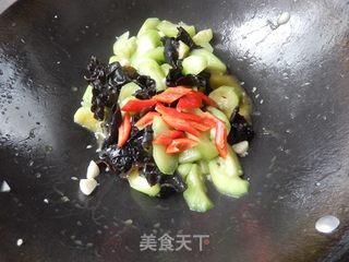 黑木耳炒丝瓜的做法步骤:9
