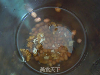 夏季营养---花生核桃露的做法步骤:2