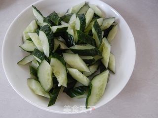 黄瓜炒虾仁的做法步骤:2