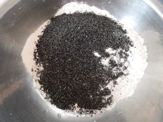 黑芝麻豆渣馒头的做法步骤:2
