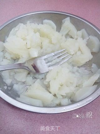【剩米饭打造仿真慕斯蛋糕】蛋香土豆泥配米饭的做法步骤:4