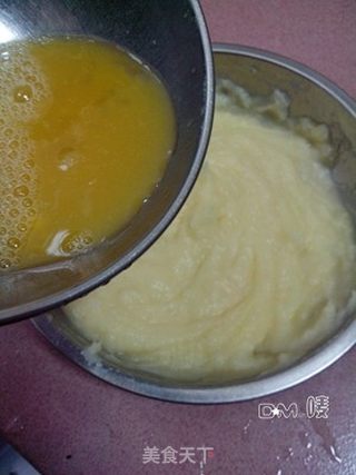 【剩米饭打造仿真慕斯蛋糕】蛋香土豆泥配米饭的做法步骤:5