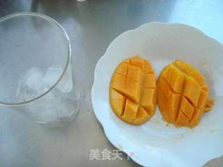 芒果冰沙的做法步骤:2