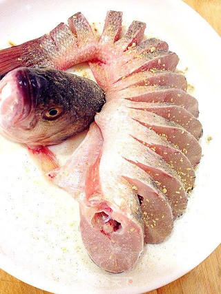 清蒸开屏鲈鱼的做法步骤:8