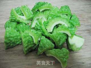养生菜——苦瓜烧排骨的做法步骤:2