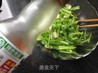 百合拌香芹的做法步骤:6