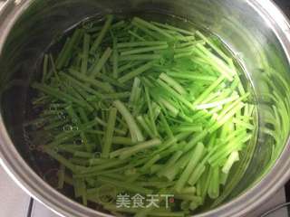 百合拌香芹的做法步骤:3