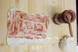 柔软甜蜜的幸福——手工草莓果酱毛毛虫面包的做法步骤:5
